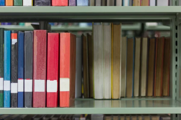 Πολύχρωμο Βιβλίο Στο Ράφι Της Δημόσιας Βιβλιοθήκης Του Κολεγίου Στοίβα — Φωτογραφία Αρχείου