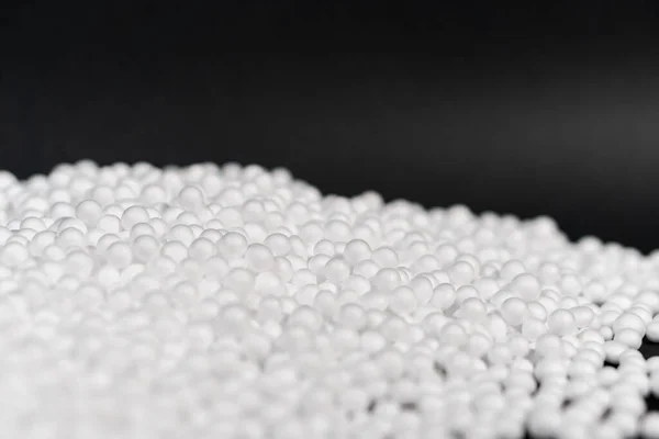 Weiße Polystyrol Schaumstoffperlen Auf Schwarzem Hintergrund Mit Kopierraum Abfallpolster Luxusverpackungen — Stockfoto