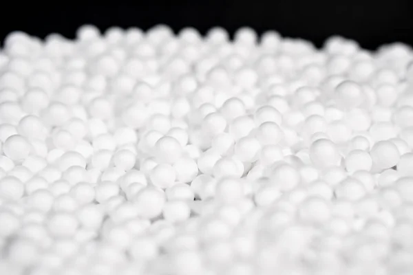 黑色背景的白色聚苯乙烯泡沫珠子 有复制空间 豪华包装中的废料衬垫材料 — 图库照片