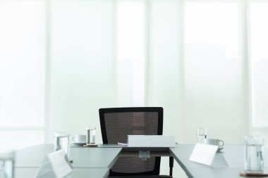 Temiz cam pencerelerden akşam gün batımına kadar açık olan modern İçişleri toplantı odası, sandalyeler ve masa mobilyaları ile boş geniş konferans alanı, iş geçmişi