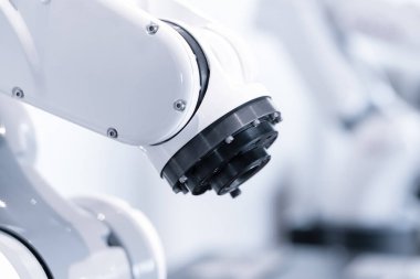 Otomatik üretim hattında modern endüstriyel robotik kol yapay zeka yazılımıyla ürün kalitesini analiz ediyor, Smart Industry Technology 4.0 arkaplan ve kopyalama alanı