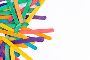 Renkli gökkuşağı ahşap buzlu çubuklar beyaz kağıt üzerinde fotokopi alanı, soyut renk çubukları çocuk sanatları çalışmaları için çerçeve, çocuklar okul konseptine geri dönüyor.