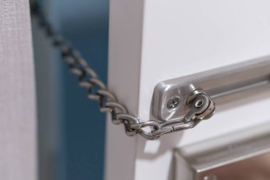 Otel odasında metal kapı zinciri, yurtdışına seyahat ederken güvenlik koruması.