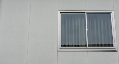 Beton duvarda, fotokopi alanı arka planı olan modern, lüks bir otel penceresi, oda için yeni cam çerçeve.