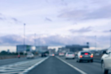 Yoldaki bulanık araba, şehir otoyolu trafiğinde yüksek hızda araç sürüşünün bokeh arka planı, kamera kayıt cihazından kazayı yakalama