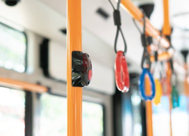 Kırmızı otobüs durağı düğmesi üniversite otobüslerinin elektrik otobüslerinde renkli arka plan, araç içi