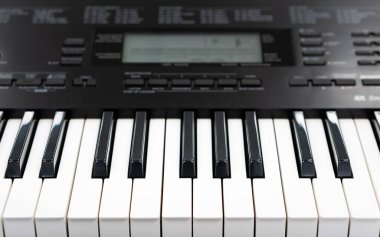 Yukardan piyano tuşları görünümü, yaratıcı ev stüdyosu için elektronik midi sentezleyici klavyesi