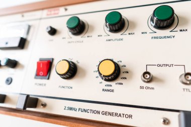 Üniversitede elektronik laboratuvar sınıfında analog fonksiyon üreteci masası, eski okul öğrencisi laboratuvar ekipmanları.