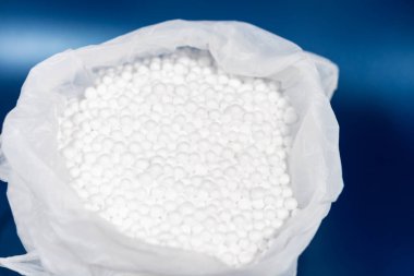 plastik poşette beyaz polistiren köpük boncuklar, geri dönüşümsüz plastik ambalaj malzemesi atığı