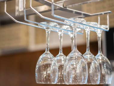 Şehir restoranındaki rafta asılı boş şarap kadehleri, fotokopi alanı olan bar içeceği köşesi.