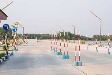 Kırmızı Pol Tabelasıyla Sürücü Kursu Trafik Alanı