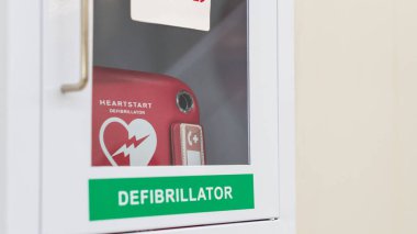 Acil durumlar için açık alanda kalp defibrilatörü servis kutusu veya AED, havaalanında otomatik dış kalp masajı aracı
