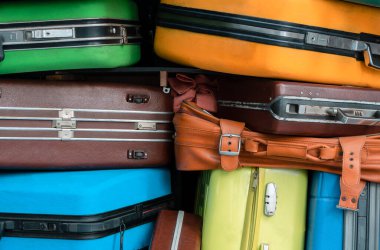 Terminal havaalanında renkli seyahat valizleri, tatil gezisi geçmişi.