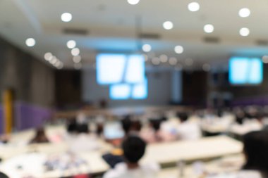 Üniversite öğrencileri ve öğretmenleri öğrenim odasında grup çalışması yapıyor. İnsanların geçmişini bulanıklaştırıyor.