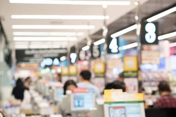 Produto Prateleiras Supermercado Desfocado Com Pessoas Comprando Loja Departamento Fundo — Fotografia de Stock