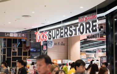 Bangkok, Tayland - DEC 31, 2017: Tops Superstore 'dan yeni yıl için gıda ve mal alan insan topluluğu aile günü için tüketim oranı her zaman yıl sonunda artar