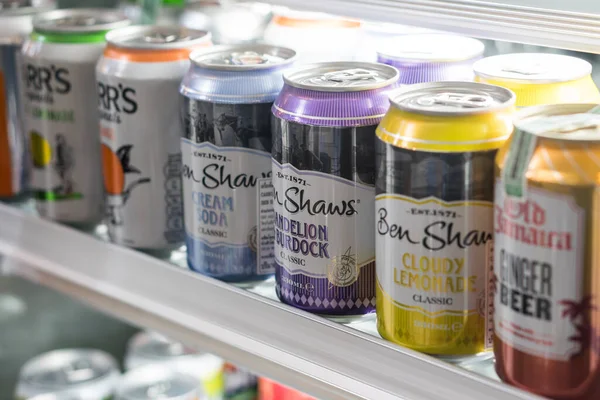 Bangkok Thailand Jan 2018 各种品牌的饮料陈列在冷冻柜上销售 铝罐中的软饮料 — 图库照片