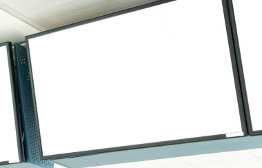Havaalanı giriş salonundaki boş lcd görüntüleme monitörü tasarım için beyaz üzerine izole edilmiş, halka açık bilgi çıkış çizelgesi