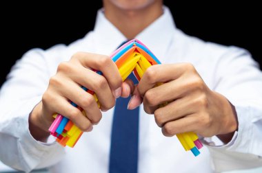 İş adamı el yapımı plastik pipetleri kırıyor, insanlar plastik çöpleri daha iyi plaj ve deniz yaşamı konsepti için kullanmayı yasaklıyor ve bırakıyorlar.