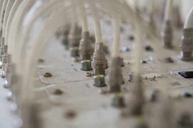 Televizyon Sistemi, Analog Teknolojisi için Santral Kontrol Kutusuna Kapalı Sinyal Bağlantısı