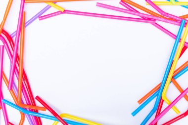 Üst görünüm plastik pipetler beyaz arkaplan üzerinde kopyalama alanı ile çevre konsepti için plastik çöp kullanmayı bırakın