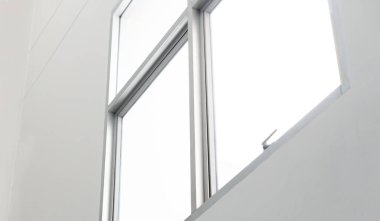 Boş beyaz odada büyük pencere ve güneş ışığı, iç mimari