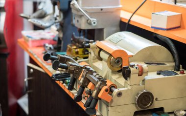 Anahtar kopyalama makinesi çilingir atölyesindeki işi kopyalamak için, eski tip çalışma alanı