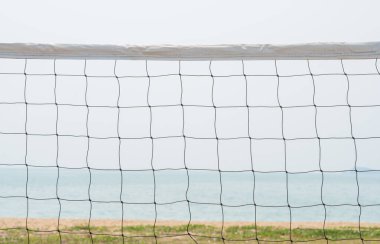 Tropikal plaj arka planında voleybol ağı, yaz tatilinde spor etkinliği