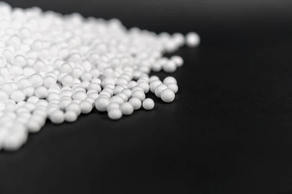 Weiße Polystyrol Schaumstoffperlen Auf Schwarzem Hintergrund Mit Kopierraum Abfallpolster Luxusverpackungen — Stockfoto