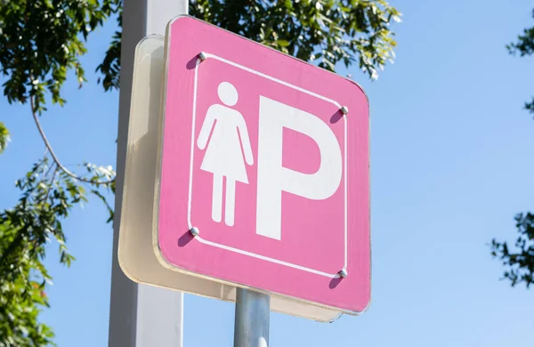 Pusty Symbol Parkingu Damskiego Betonowej Podłodze Ulicy Stacji Benzynowej Kobiecy — Zdjęcie stockowe