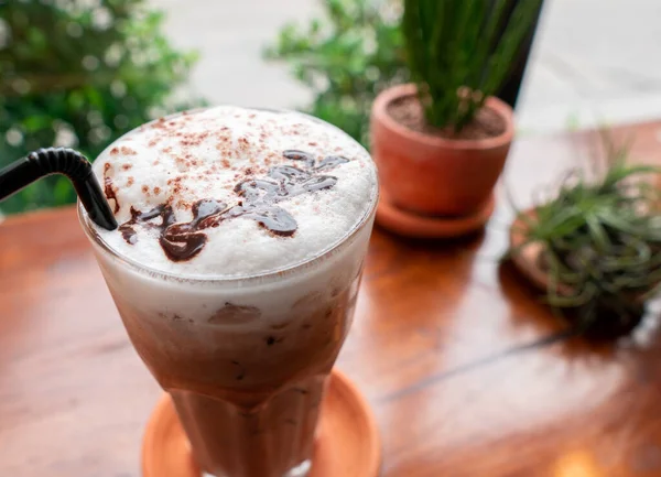 Coklat Cat Seni Busa Susu Pada Minuman Coklat Kafe Vintage — Stok Foto