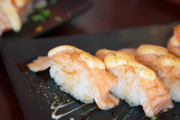 黒毛和牛のフレッシュサーモン寿司 日本料理店のサーモン巻き — ストック写真