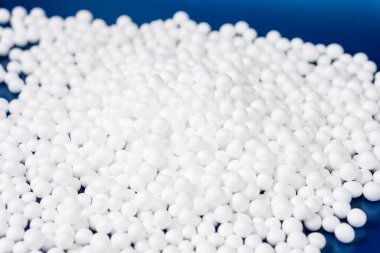beyaz polistiren köpük boncuk top düşüşü kırılgan şeyler için Styrofoam makinesinden modern lüks arka plan üzerinde ambalaj kutusu tasarım için kopya alanı