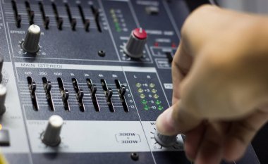 Ses Mühendisi El, Karıştırıcı Arayüzü Ses Konsolu Ekipmanı, Arayüz Düğmesini Kapat