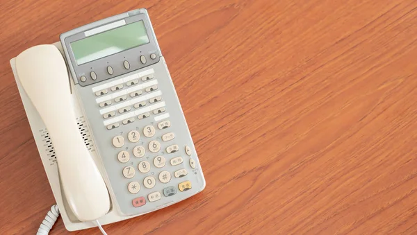 Altes Bürotelefon Auf Dem Schreibtisch Für Geschäftskommunikation Mehrsprachiges Retro Interieur — Stockfoto