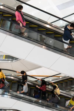 Nonthaburi, Tayland - 28 DEC 2017: Alışveriş merkezinde yürüyen merdiven kullanan insanlar
