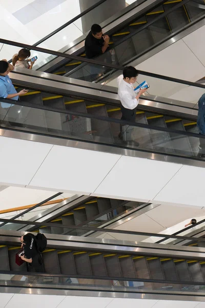 Nonthaburi Tailândia Dec 2017 Pessoas Usando Escadas Rolantes Shopping — Fotografia de Stock