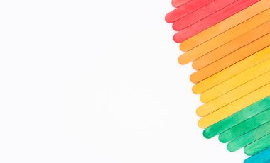 Renkli gökkuşağı ahşap buzlu çubuklar beyaz kağıt üzerinde fotokopi alanı, soyut renk çubukları çocuk sanatları çalışmaları için çerçeve, çocuklar okul konseptine geri dönüyor.