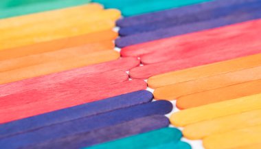 Renkli gökkuşağı ahşap buzlu çubuklar beyaz kağıt üzerinde fotokopi alanı, soyut renk çubukları çocuk sanatları çalışmaları için çerçeve, çocuklar okul konseptine geri dönüyor.