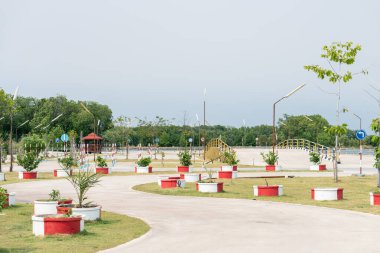 Bangkok, Tayland - 25 Şubat 2018: Test zig zag yolu ve kırmızı çubuk parkını ehliyet kursunda güvenlik için taklit eden araba sürüş antrenmanı alanı