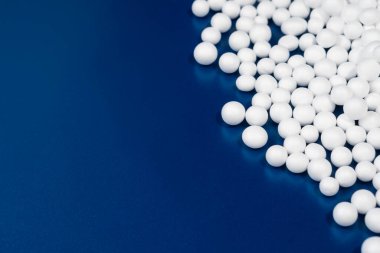 beyaz polistiren köpük boncuk top düşüşü kırılgan şeyler için Styrofoam makinesinden modern lüks arka plan üzerinde ambalaj kutusu tasarım için kopya alanı