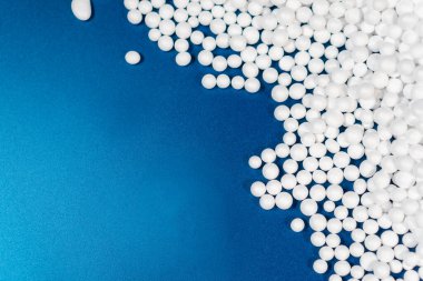 beyaz polistiren köpük boncuk top düşüşü kırılgan şeyler için Styrofoam makinesinden modern lüks arka plan üzerinde ambalaj kutusu tasarım için kopya alanı