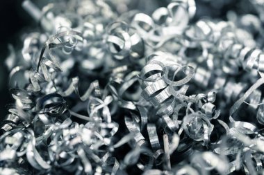 CNC torna makinesinden bükülmüş spiral çelik, hurda metal materyali, endüstriyel atık arka planı