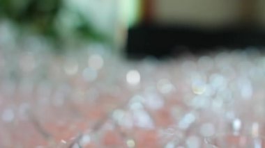 yan yana duran martini gözlük