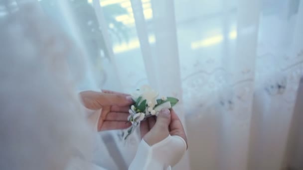 Små brudgummen boutonniere i hand — Stockvideo