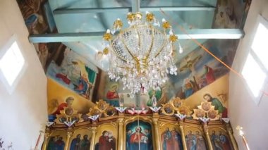 Kilisede büyük metal avize