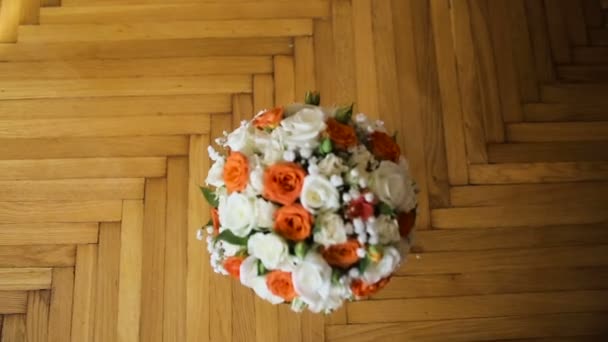 Bouquet da sposa sul pavimento — Video Stock