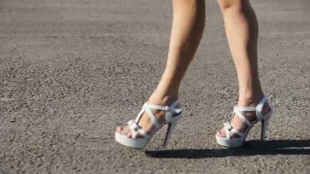 年轻姑娘走过的街道 — 图库视频影像