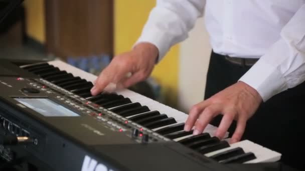 Ellerini bir adamın bir synthesizer oynarken — Stok video