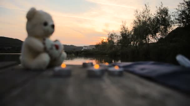 Velas e urso na doca do lago — Vídeo de Stock